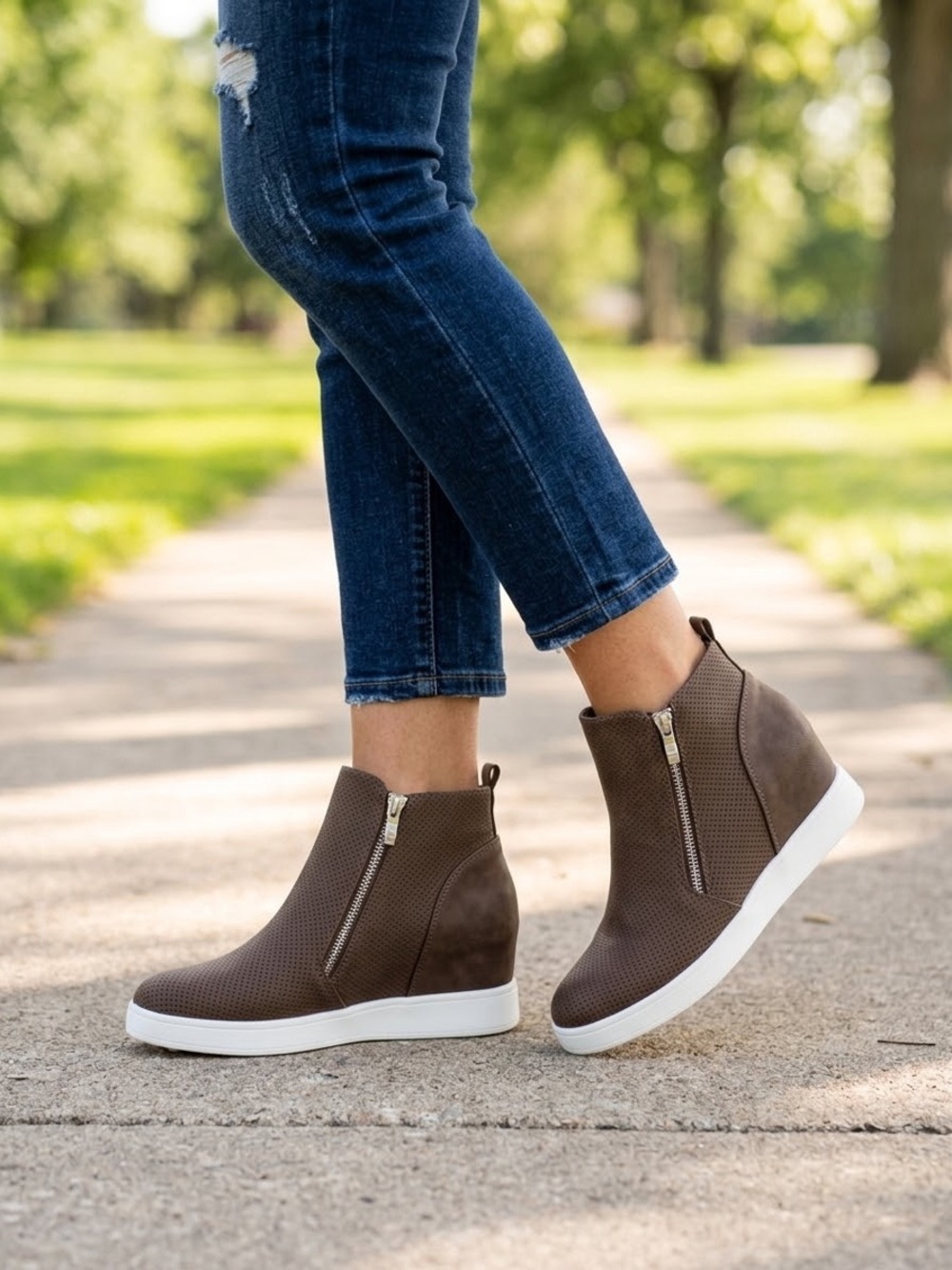 NIB Journee Collection Pennelope Wedge Sneakers Brown Size 10